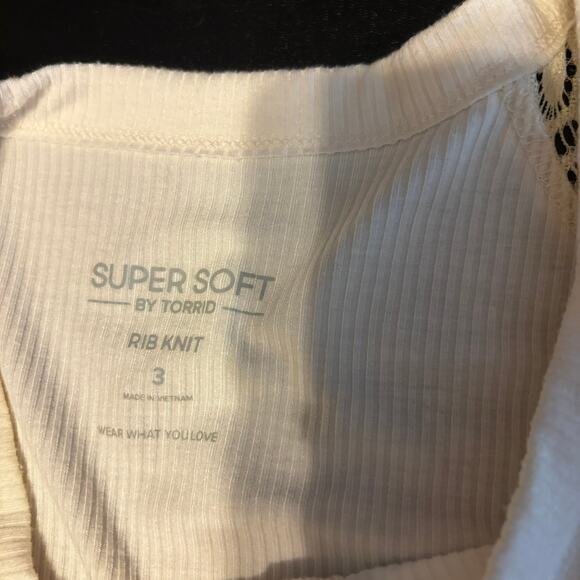 Torrid Fitted Super Soft Rib Lace Inset Raglan Henley  Cream Size 3 - Picture 5 of 6
